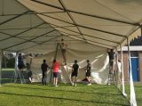 Opbouwen tent op sportpark 'Het Springer' (dag 2) (25/43)